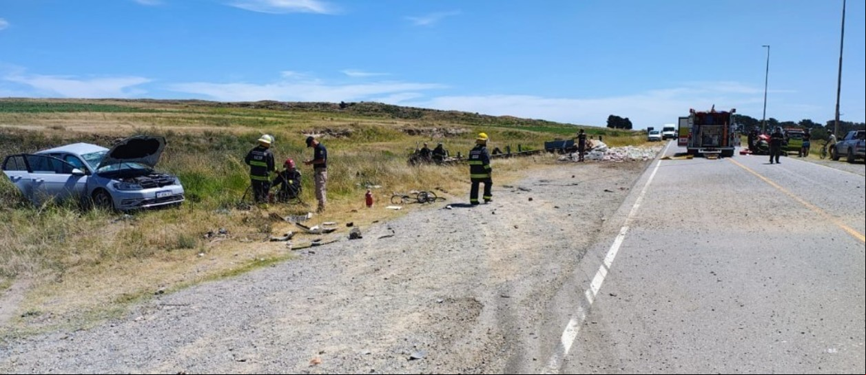 Se mandaron a la ruta, venía un camión y los chocó al medio: tres muertos