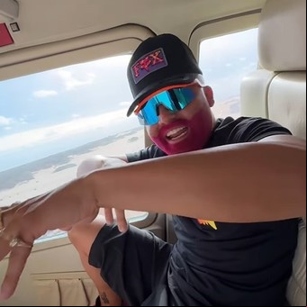 Quién es Perro Primo, el cantante que  aterrizó un helicóptero en una playa llena de gente en Pinamar