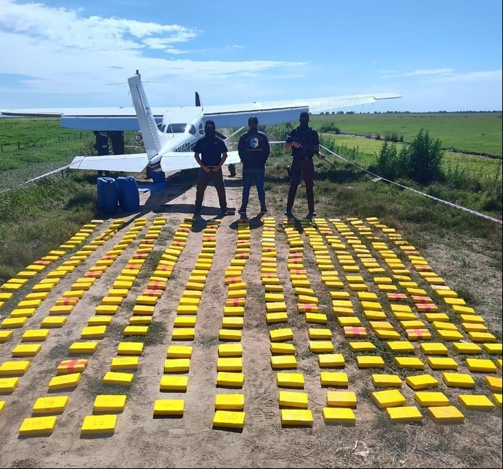 Un avión con más de 359 kilos de cocaína aterrizó de emergencia en Entre Ríos.