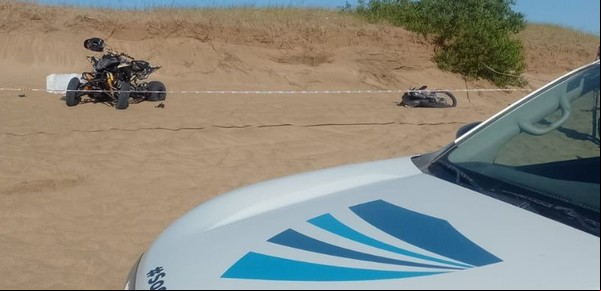 Trágico choque entre una moto y un cuatriciclo en los médanos de Villa Gesell: un muerto