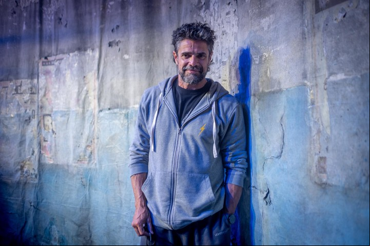 Luciano Castro dudó y tuvo miedos, pero finalmente se animó a hacer un unipersonal. Foto: Dieggo Izquierdo