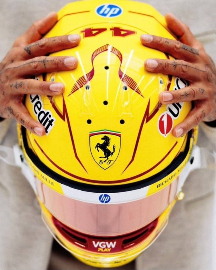 Así es el primer casco de Lewis Hamilton bajo el escudo de Ferrari.
Foto: F1 en Instagram.