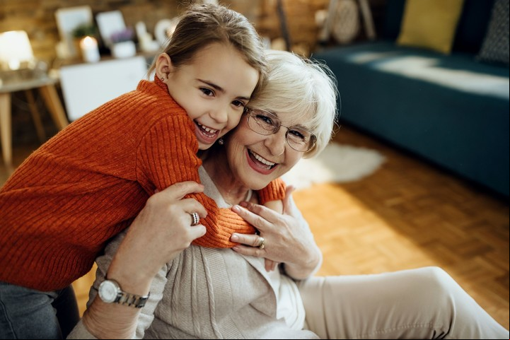 Las pequeñas alegrías cotidianas son muy importantes en los adultos mayores. Foto: FreePik.es