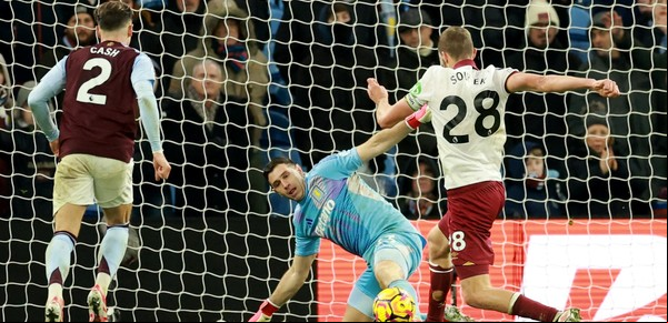 Dibu Martínez sufrió un gol y zafó de un blooper increíble en el empate entre Aston Villa y West Ham