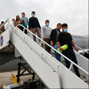 Unos 200 colombianos deportados de Estados Unidos llegan a Bogotá tras la crisis con Donald Trump  
