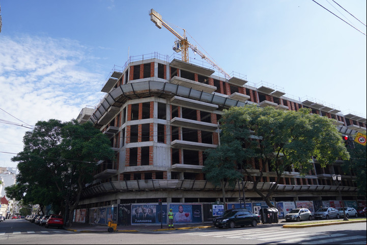 El proyecto Astor, en la avenida Caseros y Bolívar. Se empezó a construir en 2018. Foto: Guillermo Rodríguez Adami