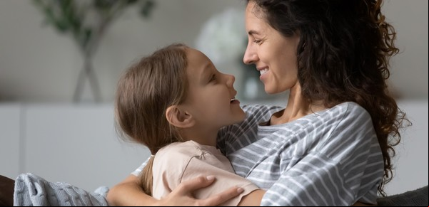 Mamá, papá: estas son las 15 frases que nunca deberías decirles a tus hijos (y qué decir en su lugar)