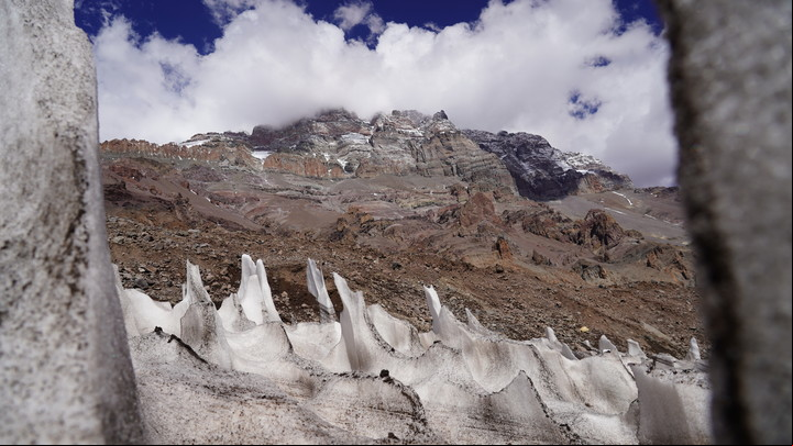 La cima del Aconcagua, el objeto del deseo de unos 3300 andinistas que lo intentan cada temporada. Foto: Marcelo Ferreiro