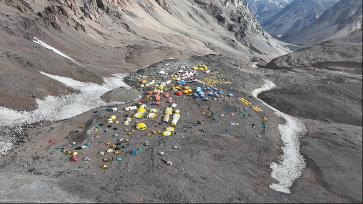 Una vista desde el dron de Clarín de Plaza de Mulas y la inmensidad del Aconcagua. Foto: Marcelo Ferreiro