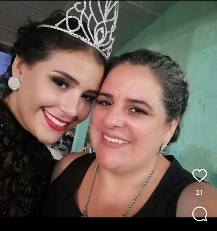 Jade Callaú, junto a su madre, Patricia Barriga. "Mi hija lloraba y no dejaba de pedirme perdón", señaló la mujer.