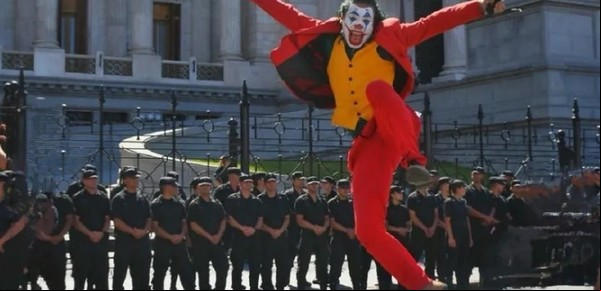 Un Joker tan argentino que espera el bondi, va a las marchas y se agarra a piñas con Spiderman