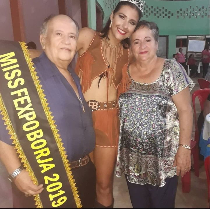 Jade Callaú, en el medio de sus padres, Luis Alberto y Patricia. La imagen es de 2019, cuando ganó el premio Miss Belleza en San Borja, su ciudad.