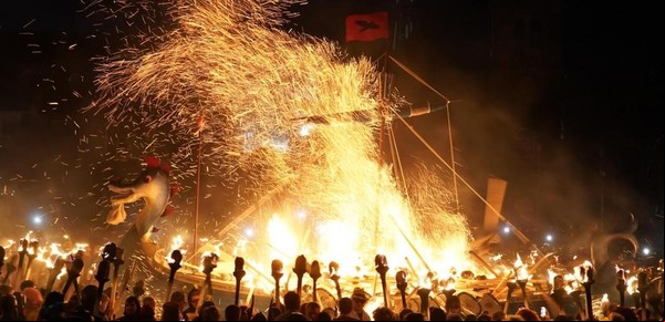 Video: fuego, antorchas y las impresionantes imágenes de un festival vikingo en Escocia