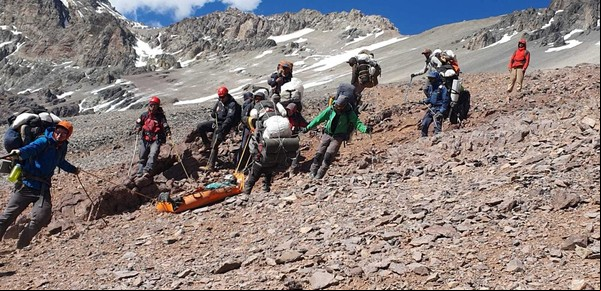 La vida de los que pelean contra la muerte en el Aconcagua 
