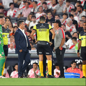 River vs Instituto: cuál fue el verdadero motivo que obligó a detener el partido durante 9 minutos en el Monumental