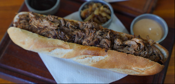 En Villa Crespo, el sándwich de carne tan húmeda y tierna que se desarma en boca: abundancia y gran relación precio calidad