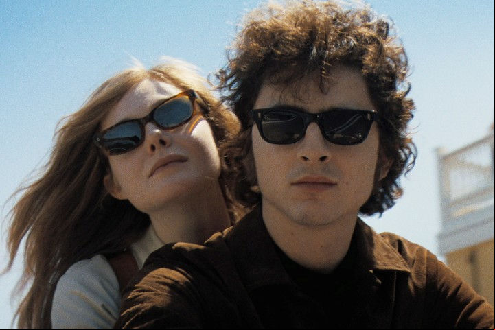 Thimothée Chalamet y Elle Fanning: Dylan y su novia Sylvie. Fotos Disney