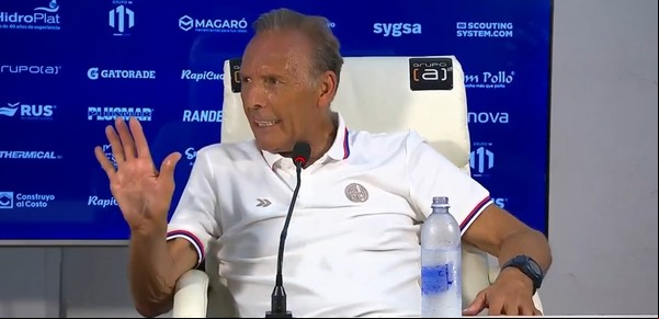 Tensión con Russo en La Plata: un hincha de Gimnasia interrumpió la conferencia del DT de San Lorenzo entre insultos y golpes al aire