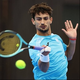 Mariano Navone ganó otra batalla y Argentina venció a Noruega en Oslo para seguir en carrera en la Copa Davis