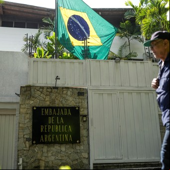 Duro testimonio de un opositor venezolano en la embajada argentina: "Es una cárcel rodeada de policías y francotiradores”