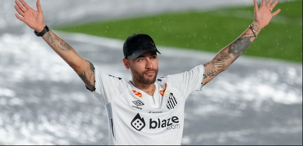 El emotivo regreso de Neymar a Santos: helicóptero bajo la lluvia y una multitud para recibir al "príncipe" que volvió como "O Rei"
