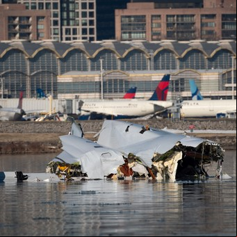 Arrestaron a dos empleados infieles por filtrar el escalofriante video del accidente aéreo de Washington