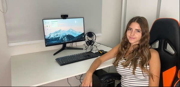 Tiene 18 años, habla cinco idiomas y abrió su academia de inglés en la que ya suma 100 alumnos 
