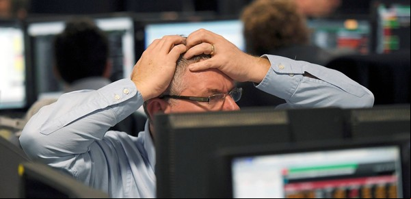 En el debut del ajuste del 1% en el dólar oficial, acciones y bonos argentinos cayeron por temores globales