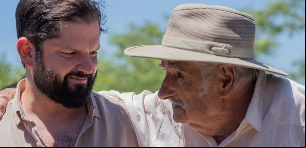 Gabriel Boric plantó un olivo con José Mujica en Uruguay y volvió a a atacar la "dictadura" en Venezuela