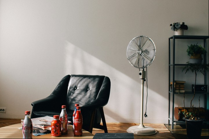 La limpieza frecuente del ventilador evita que el polvo y la suciedad circulen por el ambiente sin que te des cuenta. Foto: Unsplash