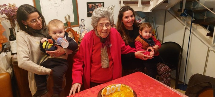Carlina García de Colalillo, creadora del cementerio de mascotas "Parque del Amigo" durante su cumpleaños 107 junto a su nieta Carolina, su bisnieta y dos tataranietos. Gentileza: Carolina Colalillo