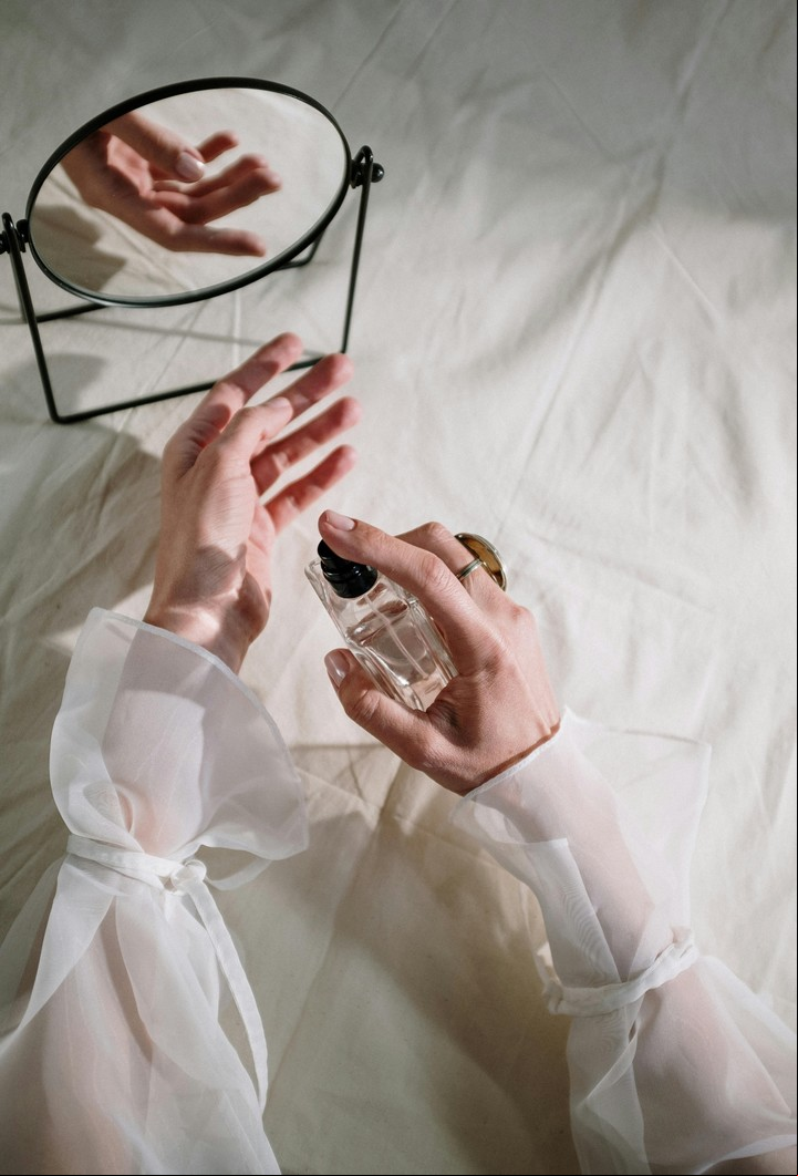 Para algunos, el perfume representa una forma de fortalecer su identidad. Foto: Pexels.