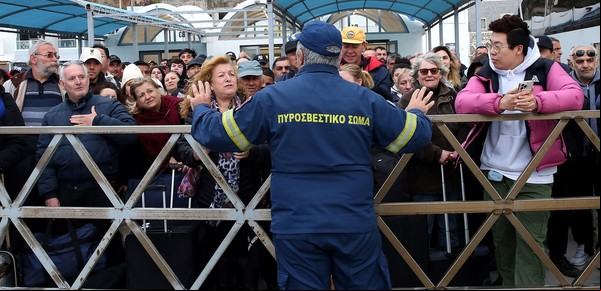 Santorini queda vacía: la gente huye y el aeropuerto y el puerto están colapsados