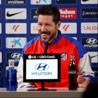 Diego Simeone, líder del Atlético de Madrid, y su pícara respuesta para hablar del escandaloso reclamo del Real Madrid en la previa del clásico en el Bernabéu