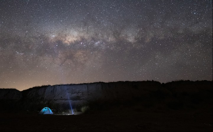 Una experiencia de astroturismo bajo un cielo estrellado.