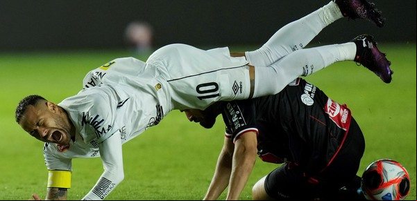 Neymar volvió a jugar en Santos: sufrió una bola en la ingle, una patada de bienvenida y un empate con sabor a poco ante Botafogo-RP