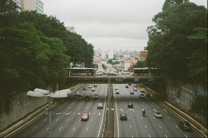 Muchos argentinos eligen recorrer Brasil en auto, pero no conocen todas sus normas de tránsito. Foto: Pexels.
