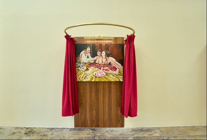 Telón de terciopelo. Las obras tienen un original dispositivo de exhibición.