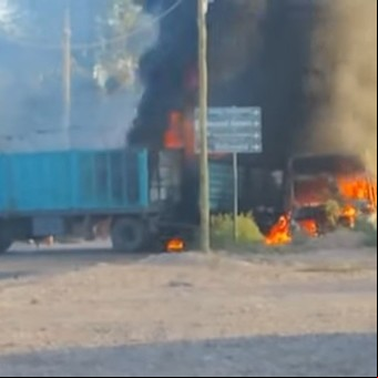 Un colectivo que trasladaba a chicos de un merendero se prendió fuego en Mendoza, tras chocar con un camión: murió un nene de 12 años