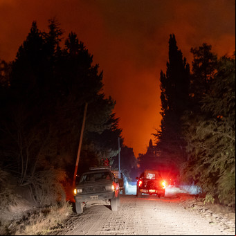 Incendio en El Bolsón: avanza el fuego, crecen los evacuados y un detenido por hacer una fogata en un bosque