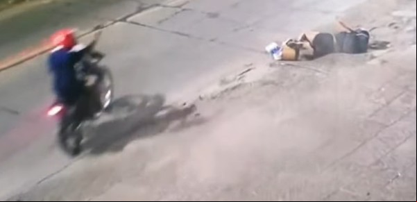 Salvaje asalto motochorro y persecución a los tiros en San Justo: una de las víctimas cayó de la moto y resultó herida