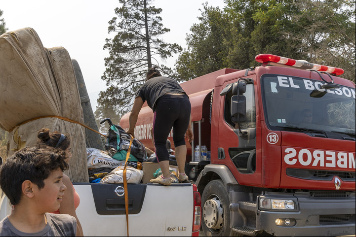 Antes de que llegue el fuego, los vecinos de Loma del Medio, en El Bolsón sacan sus cosas de valor. Foto: Euge Neme