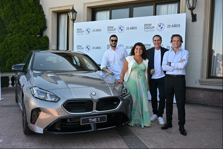 Diego Leuco, Ivana Dip, Rodolfo Barili y Leandro Larregina con el nuevo BMW Serie 1.