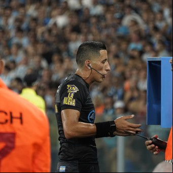 Polemica en el VAR: Boca pidió penal, el árbitro fue a la pantalla y un hombre de Seguridad se cruzó con Merentiel que también quería ver la jugada