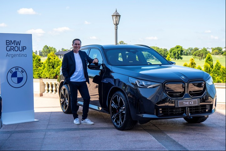 Rodolfo Barili con la BMW X3 M50 xDrive.