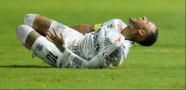 En Brasil fueron implacables con Neymar tras su fallido debut como titular en Santos: "No vio el color del balón en su primer partido"