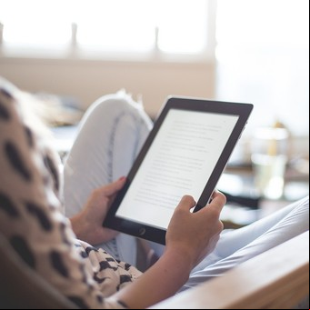 8 libros imprescindibles para desconectar: cómo descargarlos y empezar a leer