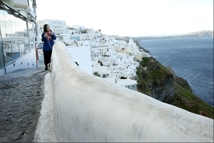 Santorini, de 25.000 habitantes y uno de los destinos más turísticos de Grecia, parece ahora una "isla fantasma". Foto: EFE.