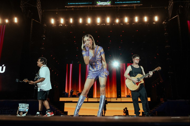 Matía Becerra con sus músicos, en el emotivo momento donde estrenaron una canción y la cantó todo el público. Foto de prensa