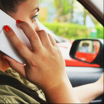 Si usás el celular al volante, ésta es la multa a la que te enfrentás: cuánto sale 